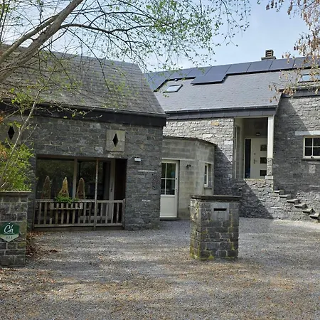Ardennes Family Lodge, Family House 13 Guests With Garden & Sauna Hébergement de vacances